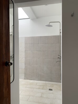 Een douche, een haardroger, een bidet, handdoeken