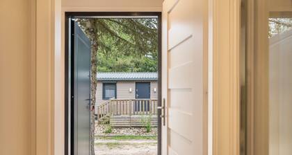 Appartement 'Tiny House Lohmen Garder See' avec terrasse privée et Wi-Fi