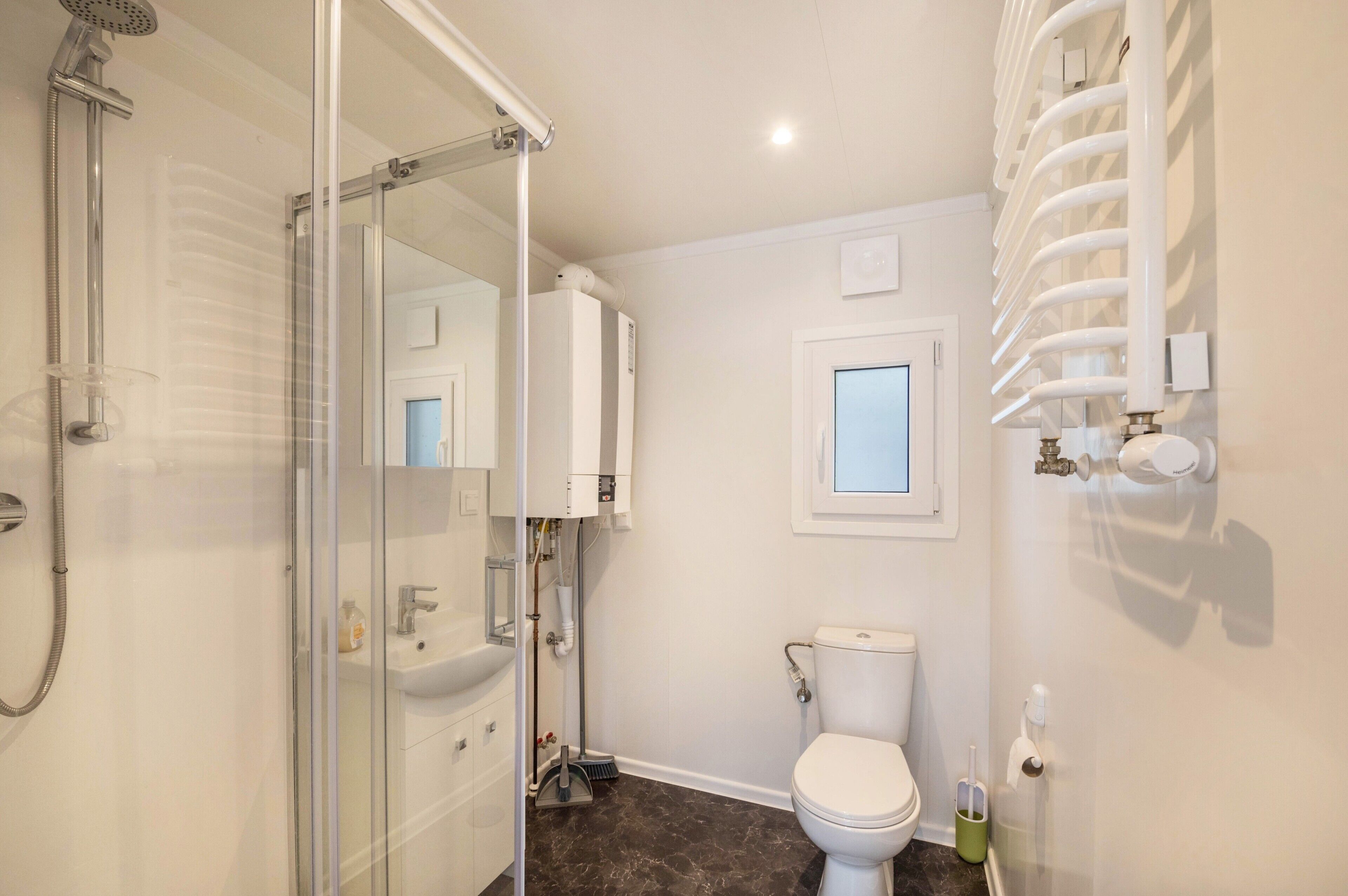 Shower, free toiletries