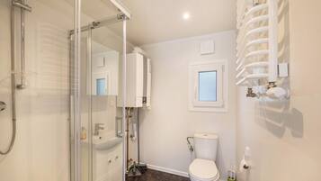 Shower, free toiletries