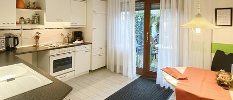 Køleskab, mikrobølgeovn, ovn, kogeplade