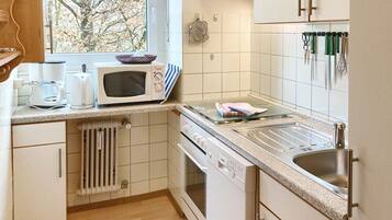 Wasserkocher mit Kaffee-/Teezubehör, Kühlschrank, Mikrowelle, Ofen