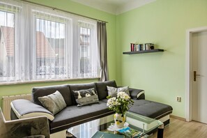 Een televisie, een dvd-speler en een tafeltennistafel