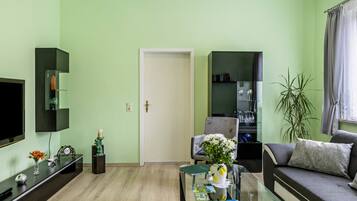 TV, lettore DVD, tavolo da ping pong