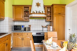 Een koelkast, een magnetron, een oven, een kookplaat