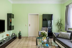 Télévision, lecteur de DVD, table de tennis de table