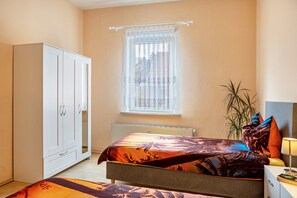 2 slaapkamers, een strijkplank/strijkijzer, gratis wifi, beddengoed