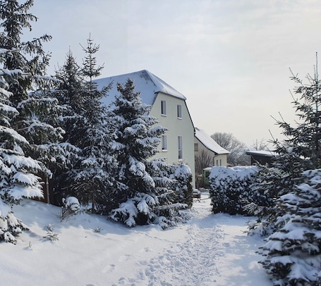 Exterior. Apartment 'Ferienwohnung Rochlitzer Berg Blick' with Mountain View and Wi-Fi