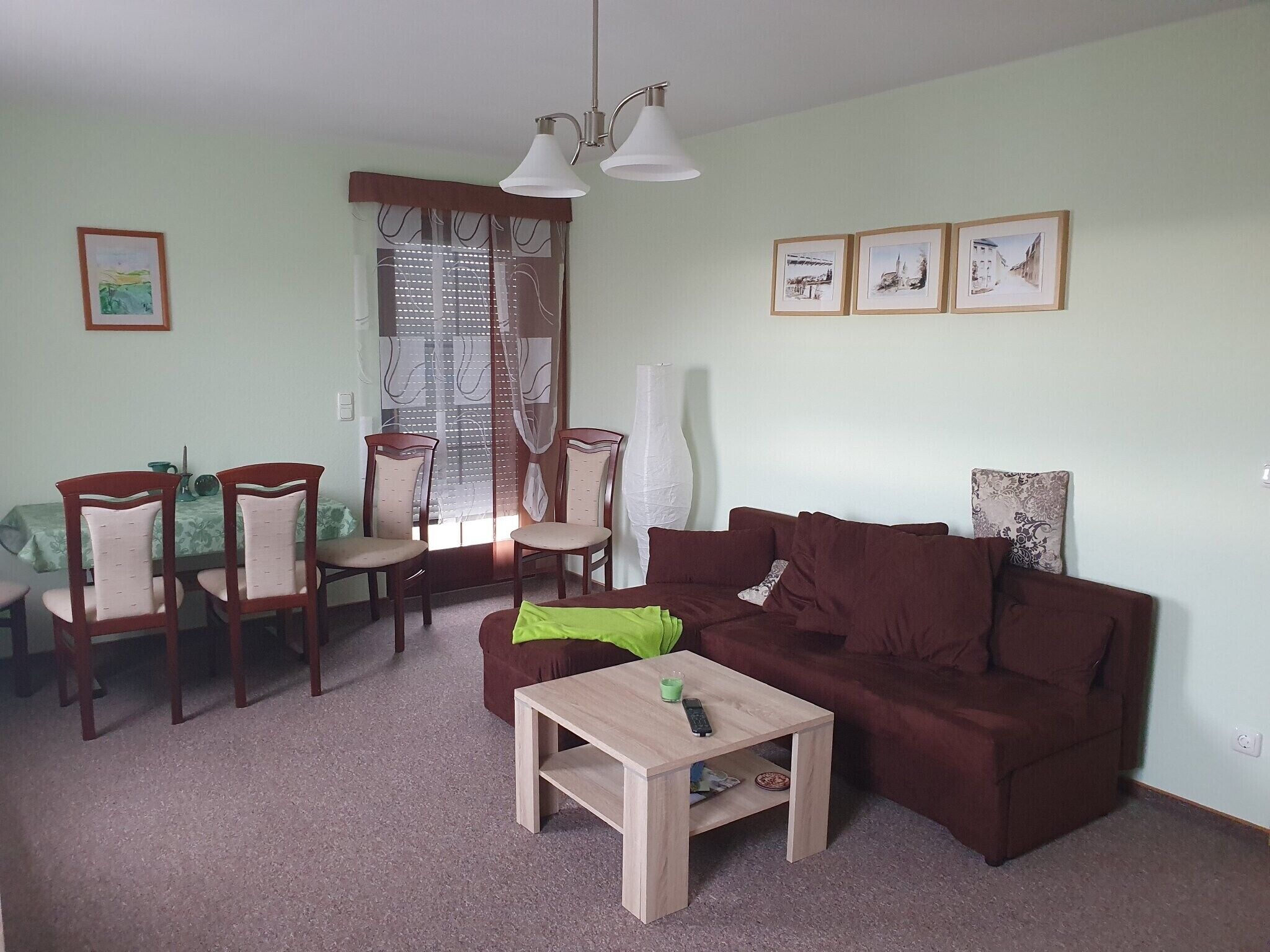 Een televisie en een stereo