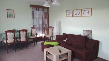 Een televisie en een stereo