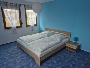 2 makuuhuonetta, silitysrauta/-lauta, ilmainen Wi-Fi, vuodevaatteet