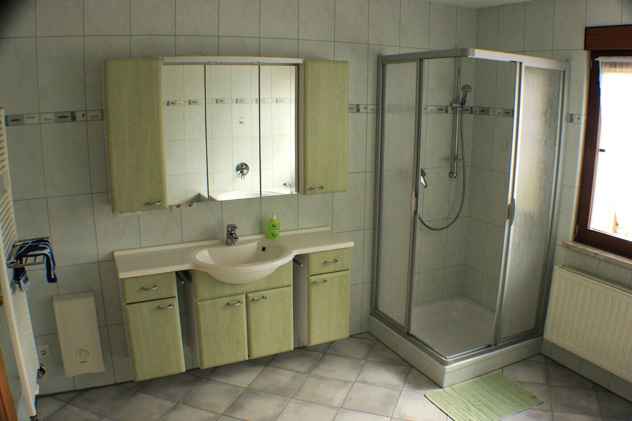Dusche, kostenlose Toilettenartikel, Haartrockner, Handtücher
