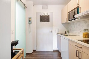 Réfrigérateur, micro-ondes, plaque de cuisson, cafetière/bouilloire