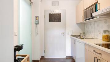 Kjøleskap, mikrobølgeovn, kokeplater og kaffetrakter/tekoker