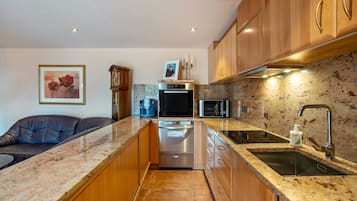 Refrigerador, microondas, horno, placa de cocina