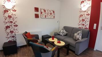 Televisie, een dvd-speler en een stereo