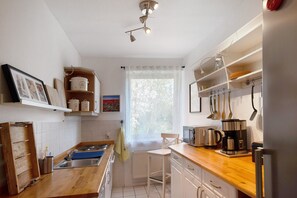 Jääkaappi, mikroaaltouuni, uuni, liesi