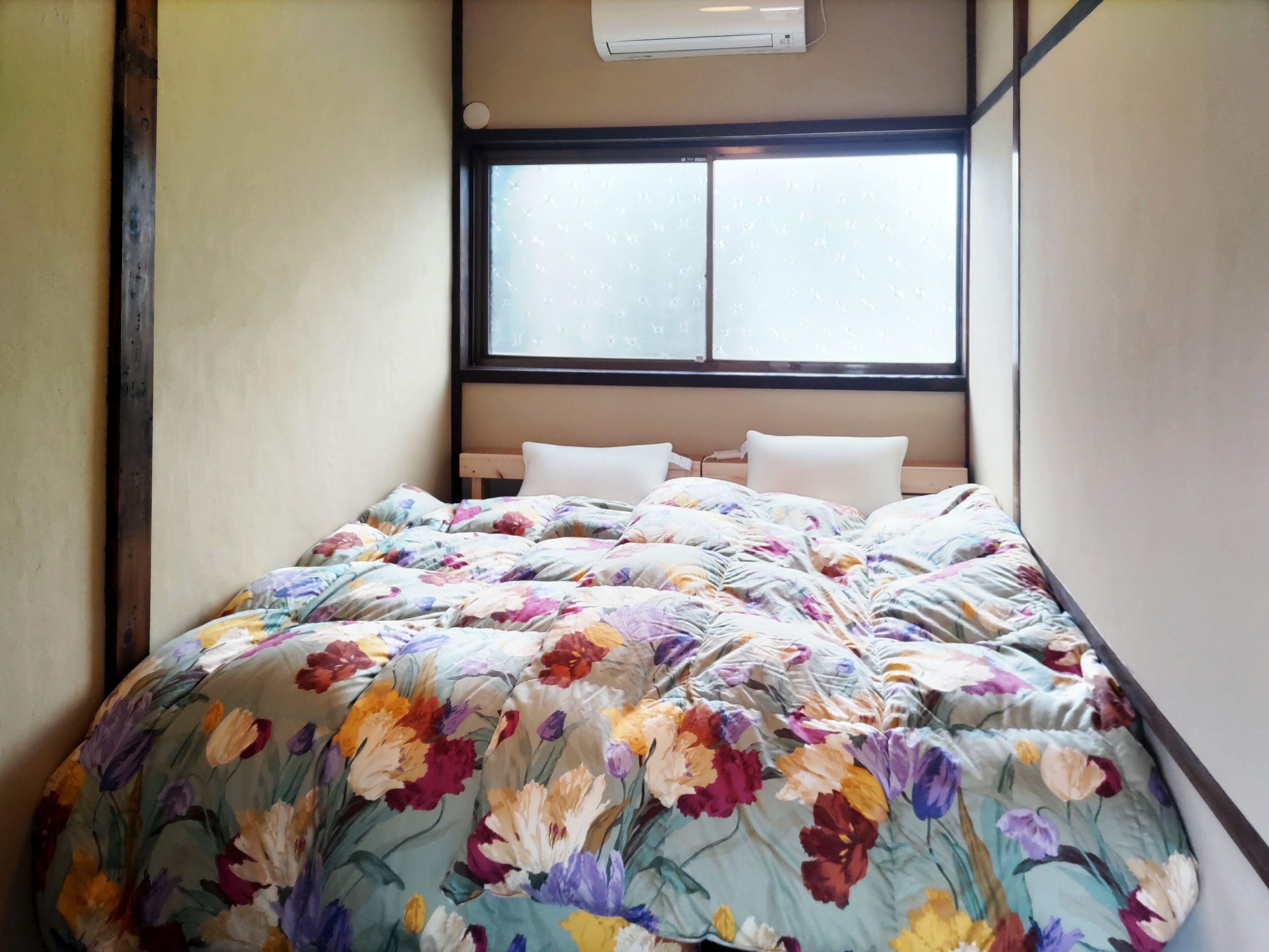 Twin Room, Non Smoking, Shared Bathroom | Free WiFi, bed sheets