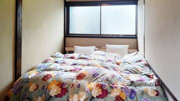 Twin Room, Non Smoking, Shared Bathroom | Free WiFi, bed sheets