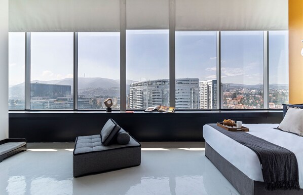 1 habitación, escritorio, tabla de planchar con plancha y internet