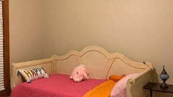 4 slaapkamers, een strijkplank/strijkijzer, reisbedje, gratis wifi