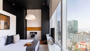 1 dormitorio, escritorio, tabla de planchar con plancha y wifi