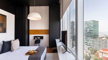 1 dormitorio, escritorio, tabla de planchar con plancha y wifi