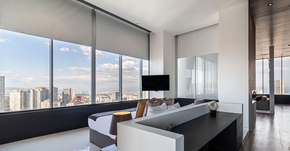 1 habitación, escritorio, tabla de planchar con plancha y internet