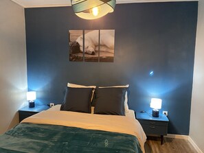3 habitaciones, tabla de planchar con plancha y cuna de viaje 