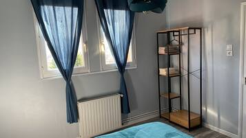 3 habitaciones, tabla de planchar con plancha y cuna de viaje