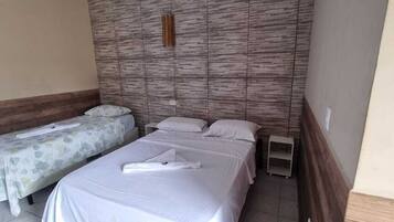 Suíte Quadruplo com vista piscina Andar Superior | Espaço de trabalho para notebook, roupa de cama