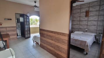 2 habitaciones, espacio para trabajar con laptop y ropa de cama