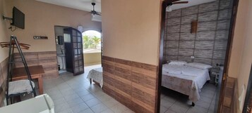 Espacio para trabajar con laptop y ropa de cama 