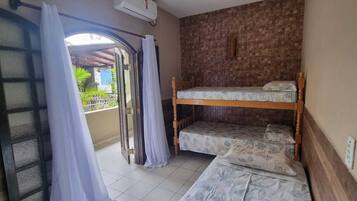 Apartamento Família com vista piscina Andar Térreo | Kannettavalle tietokoneelle sopiva työtila, vuodevaatteet