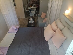 Chambre simple Ville | Fer et planche à repasser, accès au Wi-Fi (inclus), literie fournie