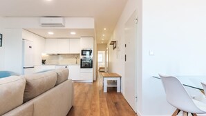 Un apartamento moderno con cocina, comedor y sala de estar.