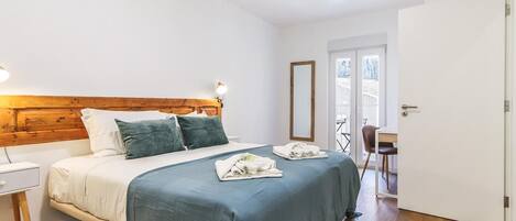 2 عدّة غرف نوم ومكواة/لوح كي وخدمة الإنترنت وملاءات أسرّة