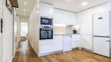 Een koelkast, een magnetron, een oven, een vaatwasser