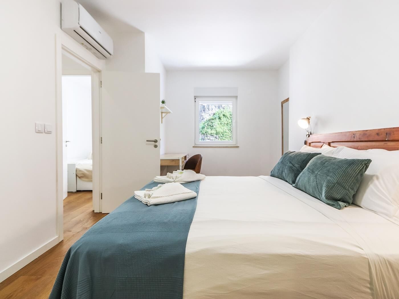 2 slaapkamers, een strijkplank/strijkijzer, internet, beddengoed