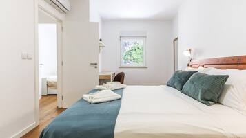 2 slaapkamers, een strijkplank/strijkijzer, internet, beddengoed