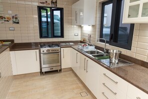Comfort Apartment, 1 King Bed, Kitchen, Bay View | Private kitchen | Full-size fridge, microwave, oven, stovetop - CASA GEM (Mahé Island)