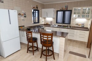 Refrigerador con freezer, microondas, horno, placa de cocina