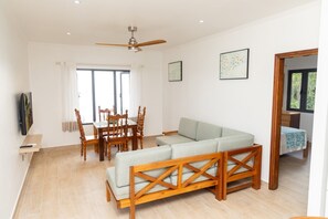 Apartamento conforto, 2 quartos, cozinha | Área de estar | Smart TV 42 polegadas com canais a cabo