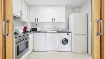 Apartemen | Dapur pribadi | Lemari es besar, microwave, oven, dan kompor
