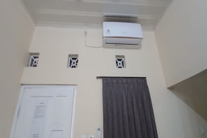 Bed sheets - Hotel O Setia Budi Guest House 1 (Ngasinan Kulon)