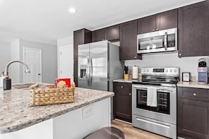 Refrigerador, microondas, horno y parrilla de estufa 