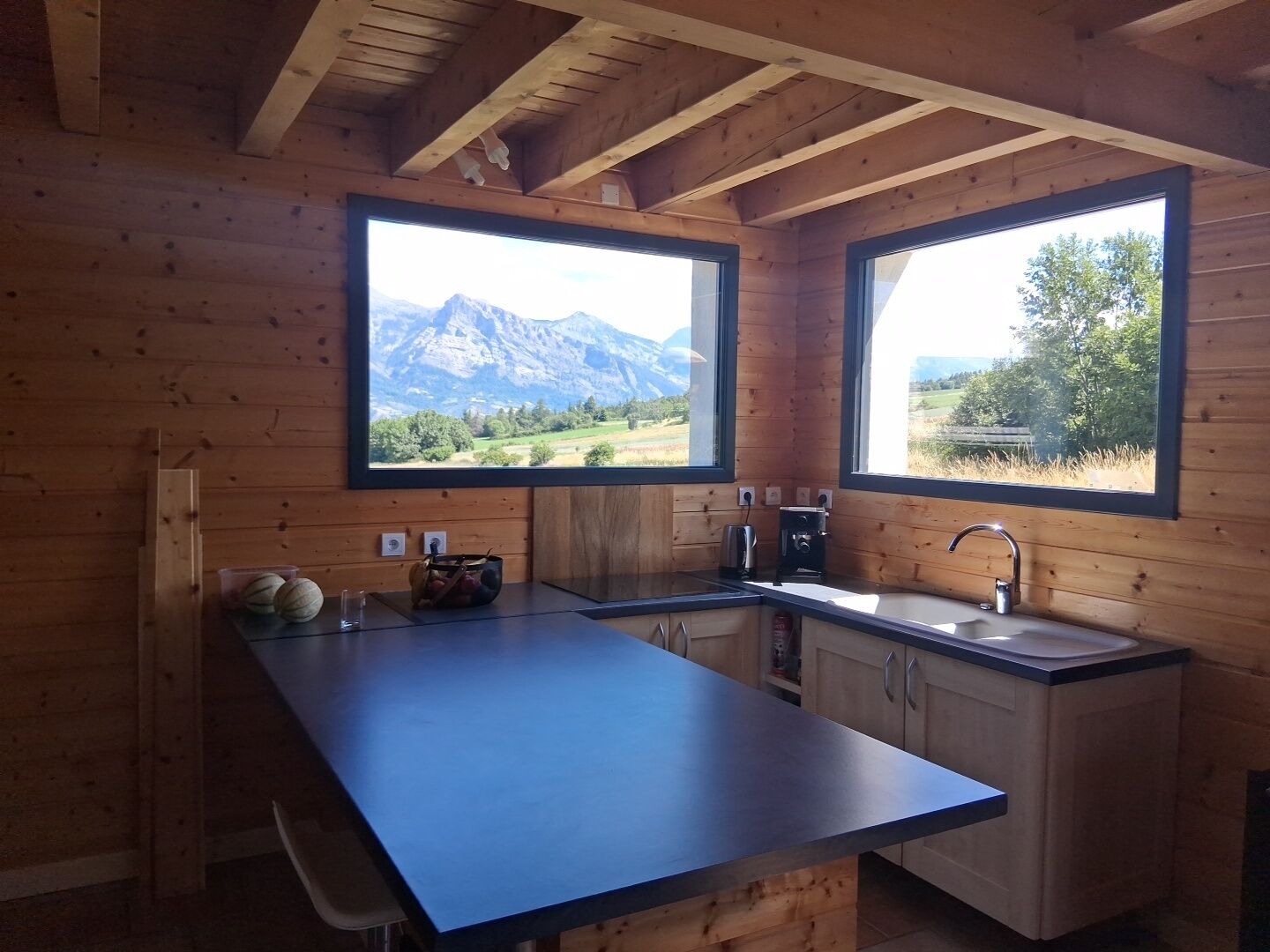 Coin cuisine avec vue sur les Ecrins