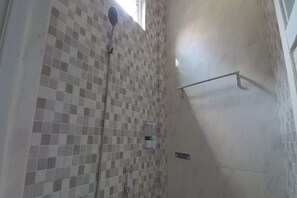 Shower, towels - Hotel O Setia Budi Guest House 2 (Ngasinan Kulon)