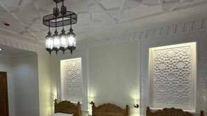 Habitación triple clásica | Área de sala de estar