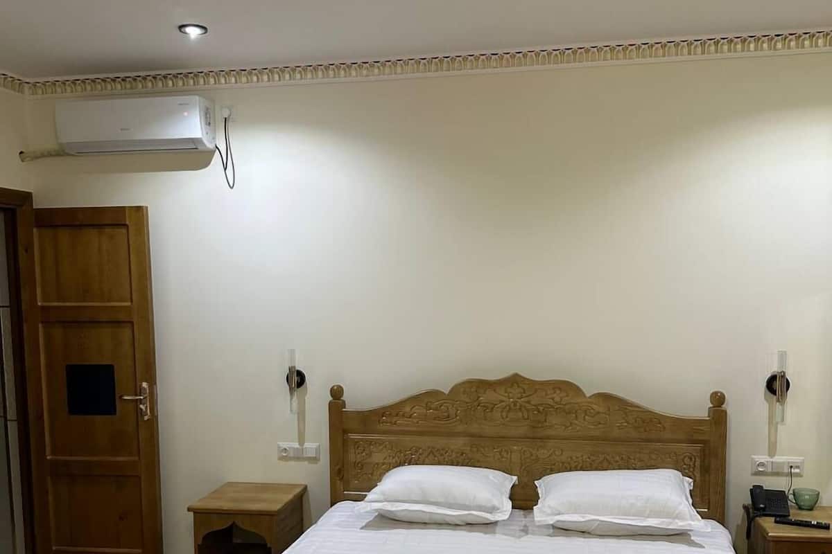 Chambre double pour 1 personne | Articles de minibar gratuits, accès au Wi-Fi (inclus), literie fournie